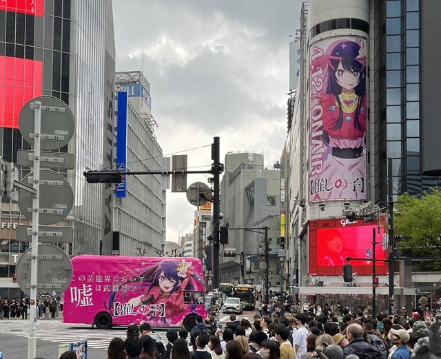 今期アニメの「推しの子」、放送前の宣伝広告で渋谷が推しの子だらけになる
